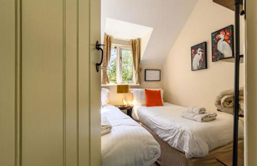 Cosy Cotswold Lodge by Your Home Here - ideal for families, log-burner, spa, private parking, EV Hookup included and heated swimming pools - Foto 7