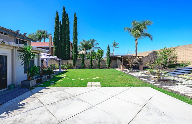 Spacious Family Retreat w Garden Modern Comfort - Photo 16