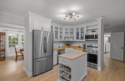 Imperial Porch Haven Cozy Fire Pit Fenced Yard - Foto 3