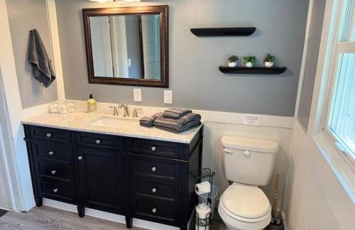 Downtown Whitestown with King Suite and Pool - Foto 19