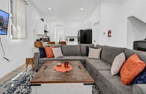 Stylish And Roomy Full House Dtwn - Photo 12