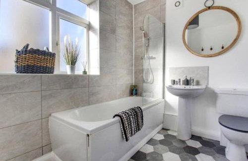 West Midlands-Contractor-Long stay-parking-4 beds - Foto 6