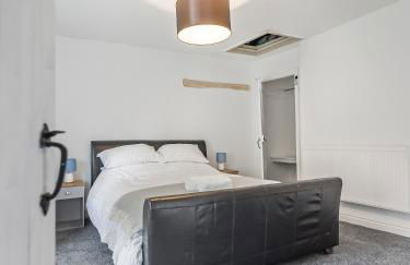 3 Bedroom Country Cottage with Private Garden - Photo 11