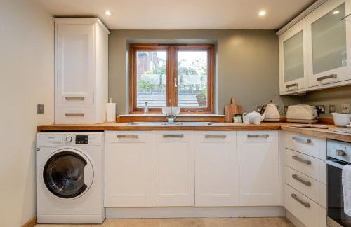 The Coach House - Beautiful Home in Cheltenham! - Photo 103