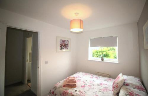 2 Bedroom House - Beautifully Decorated & Furnished - Parking - Large Garden - Foto 18