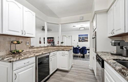 Villa Oasis 3 Miles to Hard Rock Stadium & Casino, Guitar Hotel Nearby, Pool, Game Room, Sleeps 12, 15 Min to Beach - Foto 22