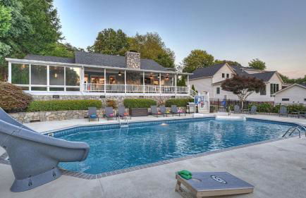 Lakefront Home w Pool, Dock, Fire Pit & Game Room Sip, Sip Away by Avantstay - Foto 24