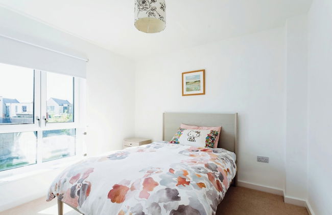 Luxurious 4 BH Home Near Willen Lake Ideal for Families & Business Stays! - Photo 2