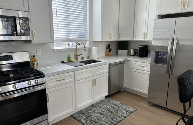 NEW 2BR House IN Glendale Built in 2024 With Garage Private Patio p77 - Foto 1