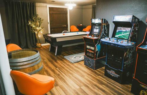 Vibrant Forest Retreat - Game Room, Spa, Fire Pit - Sleeps10 - Foto 1