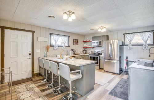 9 Mi to Shore Home with Hot Tub in Howards Grove! - Foto 11