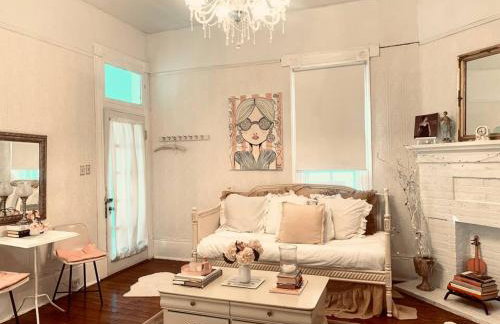 4BR 3 BA HUGE, Balcony, Cemetery, Streetcar sleeps 8! - Photo 42