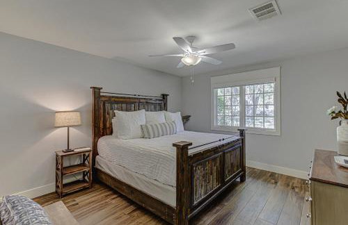 Lakefront Family Home for 12 w Picturesque Views & Patio - Foto 20