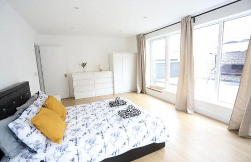 Spacious 3-Story Retreat with Rooftop Terrace and Modern Amenities - Foto 1