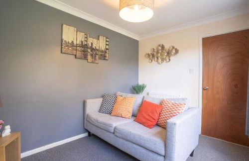 Raymond James Accommodation, sleeps up to 7, free parking, full amenities and garden - Photo 8