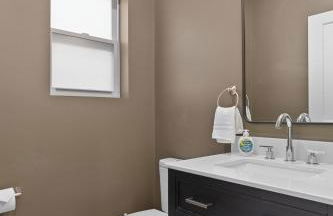 Bright Urban Comfort | JZ Vacation Rentals - Foto 93