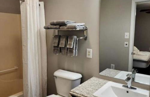 Quaint Cottage with Covered Dock on the Pond and Walking Trails in Georgia - Foto 15