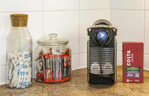 Beautiful City Centre Apartment with Free Parking, Fast-Wifi, SmartTV with Netflix and Private Garden by Yoko Property - Foto 9