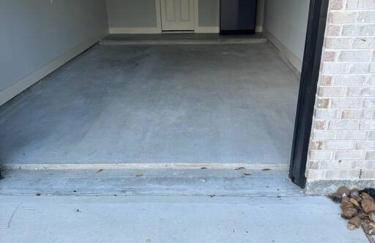 Modern 2024 Townhome with Indoor Hoops Huge TVs and Gray Chic Design - Foto 24