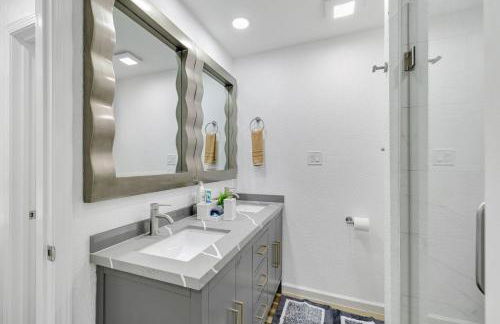 Arlington Entertainment District Home Green & White Door - Foto 4