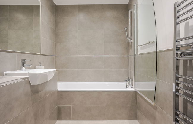 Luxurious 2 Bedroom Apartment With Free Parking - Photo 12