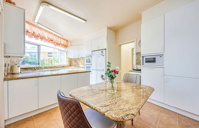 StayAU Spacious 6BR McKinnon Pool Home - Foto 32