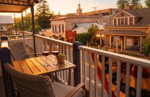 Historic Washington St Balcony - Photo 1