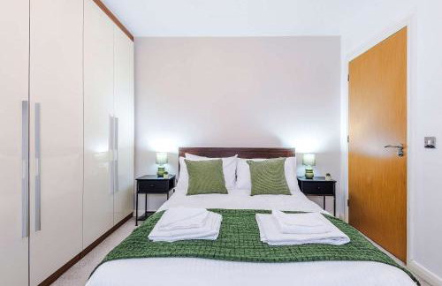 Sleek 2BR Altrincham Home Parking Near Station - Foto 9