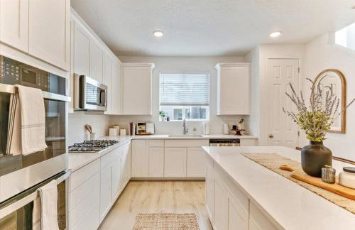 Modern 4BR Home Rooftop Patio Mountain Views - Foto 15