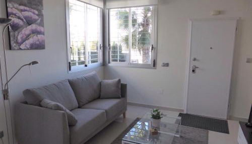 A modern villa with a large solari - Photo 4