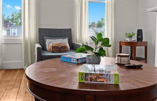 Charming 2nd-Floor Flat 3BR 2BA Free Parking - Foto 3