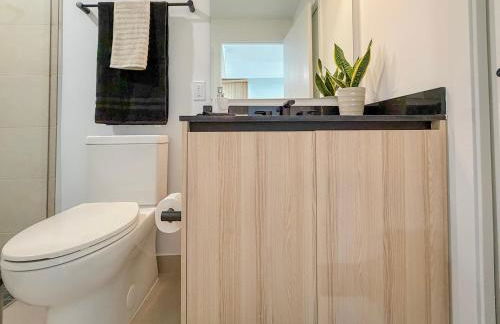 City Skyline Views & Rooftop Pool at District 225 - Foto 28