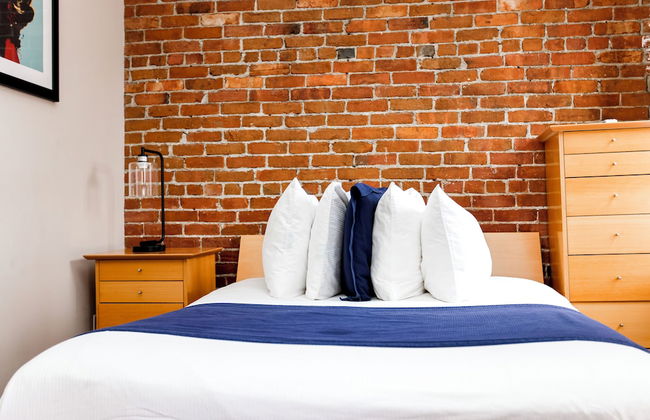 Maverick Suites at 400 Columbus Ave - Foto 17