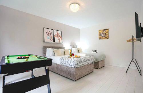 Stylish 6 Bedroom 3 Bathroom Detached House with Free Parking, Super-Fast Wifi, Pool Table, Smart TVs with Netflix by Yoko Property - Foto 20