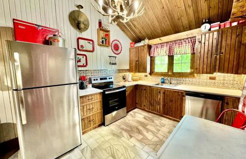 Tranquil Riverfront Cabin Retreat with Wildlife, Trails & Open Skies in Tahlequah, Oklahoma - Foto 26