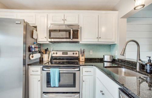 Beachfront Condo with 3 Pools on St Helena Island! - Foto 13