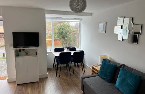 Comfy 2 bed house located at Wareham train station - Photo 5