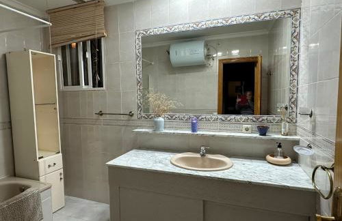 Precioso chalet próximo a Sevilla con jardín y piscina privada 8 personas Wifi gratis 2 salones 4 dormitorios 2 baños - Foto 11