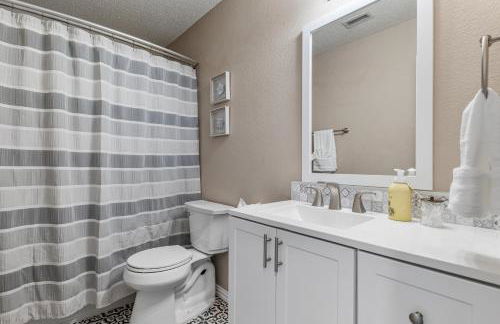 Retreat close to Lewisville Lake with pool, pet ok - Photo 49