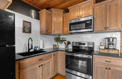 Wood Haven Cabin with a hot tub fire pit & indoor pool - Photo 8