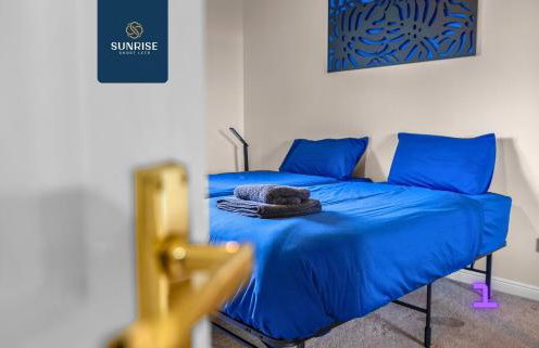 Muirton House 2 - INVOICE and REDUCED PRICE only via SUNRISE SHORT LETS DUNDEE, SLEEPS 8 has 4 Twin Bedrooms with 4 Car Parking, 2 Baths, 5 Smart TV, Fully Equipped, Garden, Free WiFi, and ONLY 9 Mins to STANNERGATE Ports - Foto 45