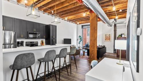 Brick & Bed Riverfront Lofts, 4K - Photo 4