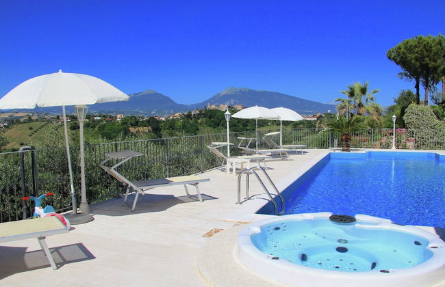 Villa with Salt Water & Heated Pool & Hot Tub near sea - Foto 45