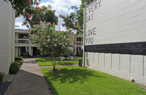 Chic 2BR Near Triangle With King Beds Fast Wifi - Photo 38