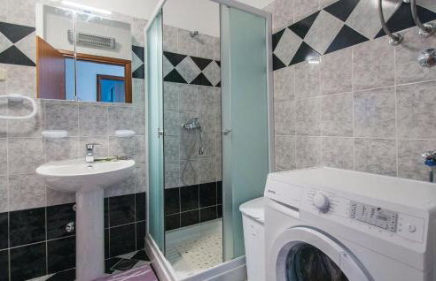 2 Bedroom Awesome Apartment In Labin - Photo 15