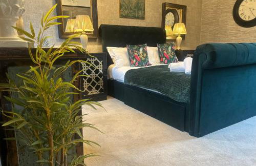 Park View is a beautiful whole entire house close to town centre, sleeps 8 in 4 rooms, 2 doubles and 4 single beds with 2 shower rooms, available for holidays, insurance stays, trades people, contractors, pets welcome - Foto 11