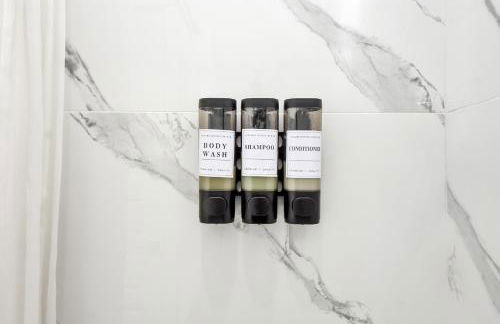 Stylish & Spacious 3BR Gem With Hot tub Near Downtown - Foto 37