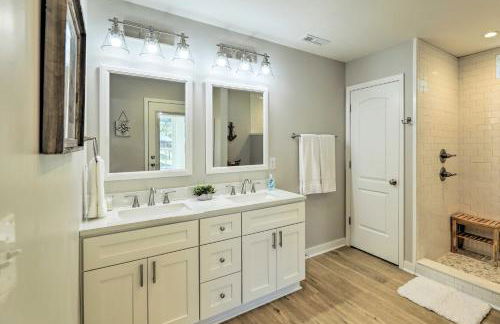 Beaufort Pad with Patio 3 Blocks to Waterfront! - Foto 12