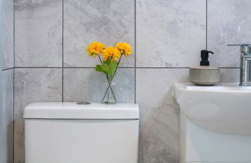 Stunning 1 Bedroom Apartment in a Converted Chapel - Free Parking, Smart TV, Fast WiFi and Self-Check-In by Yoko Property - Foto 8