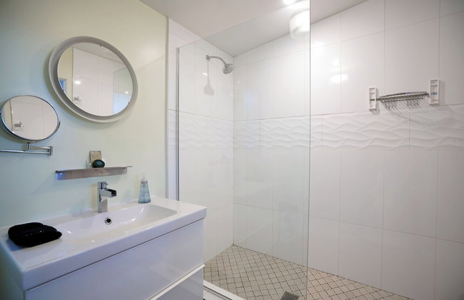 2 Rooms, Sleeps 8 Retro Hotel w/ Pool Wesley King Studio Buyout by Avantstay - Photo 20